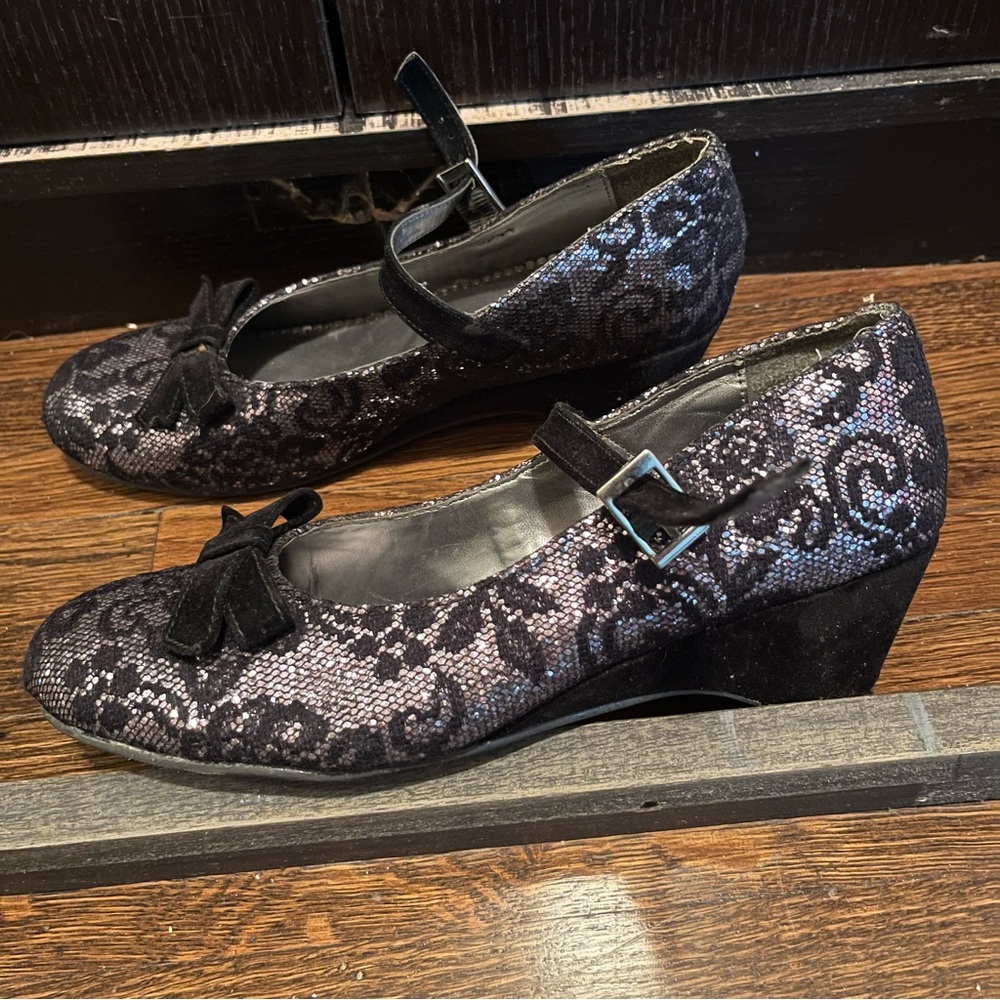 Rachel Shoes Black and Silver Closed Toe Wedge Heels w Ankle Strap (Kids Size 5)